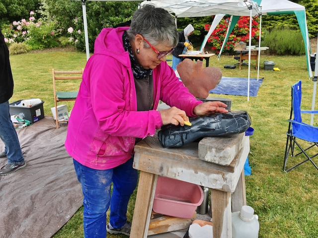 Sculptor MJ Anderson during the Women’s Hand Carving weekend. Photo by Carmen Chacon.